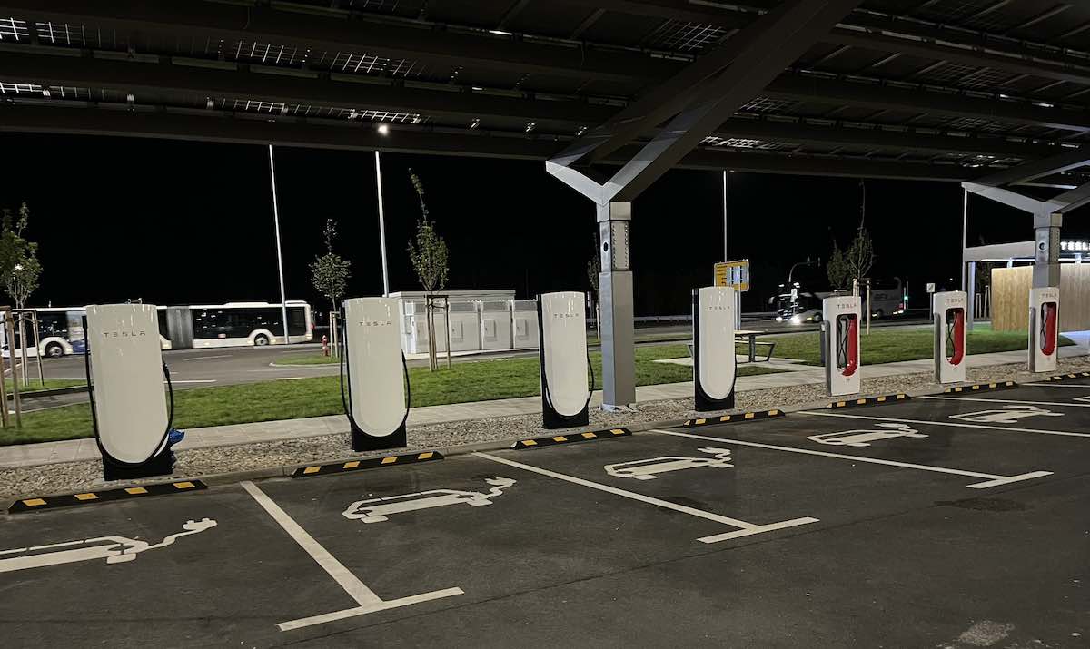 tesla supercharger gigafactory berlin v4 (c) @EinfachFelyx