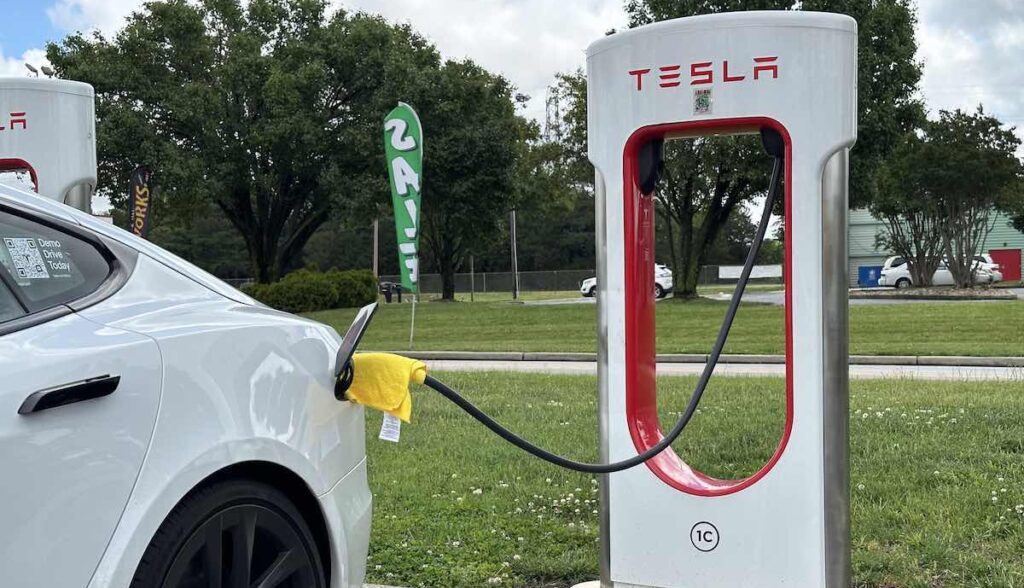 tesla supercharger handtuch trick