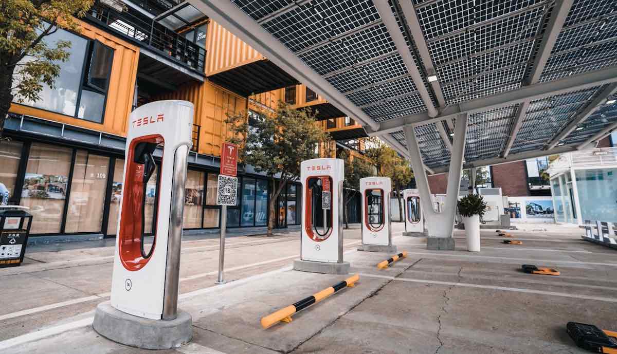 tesla supercharger station ueberdacht stadt