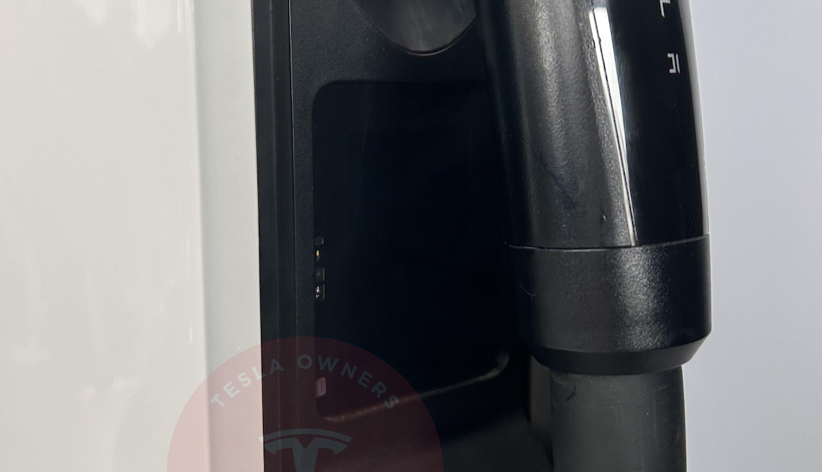 tesla supercharger v4 detail kartenleser