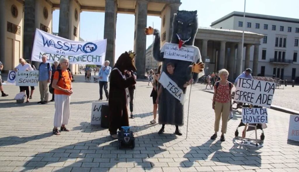 wassertafel brandnburger tor tesla protest